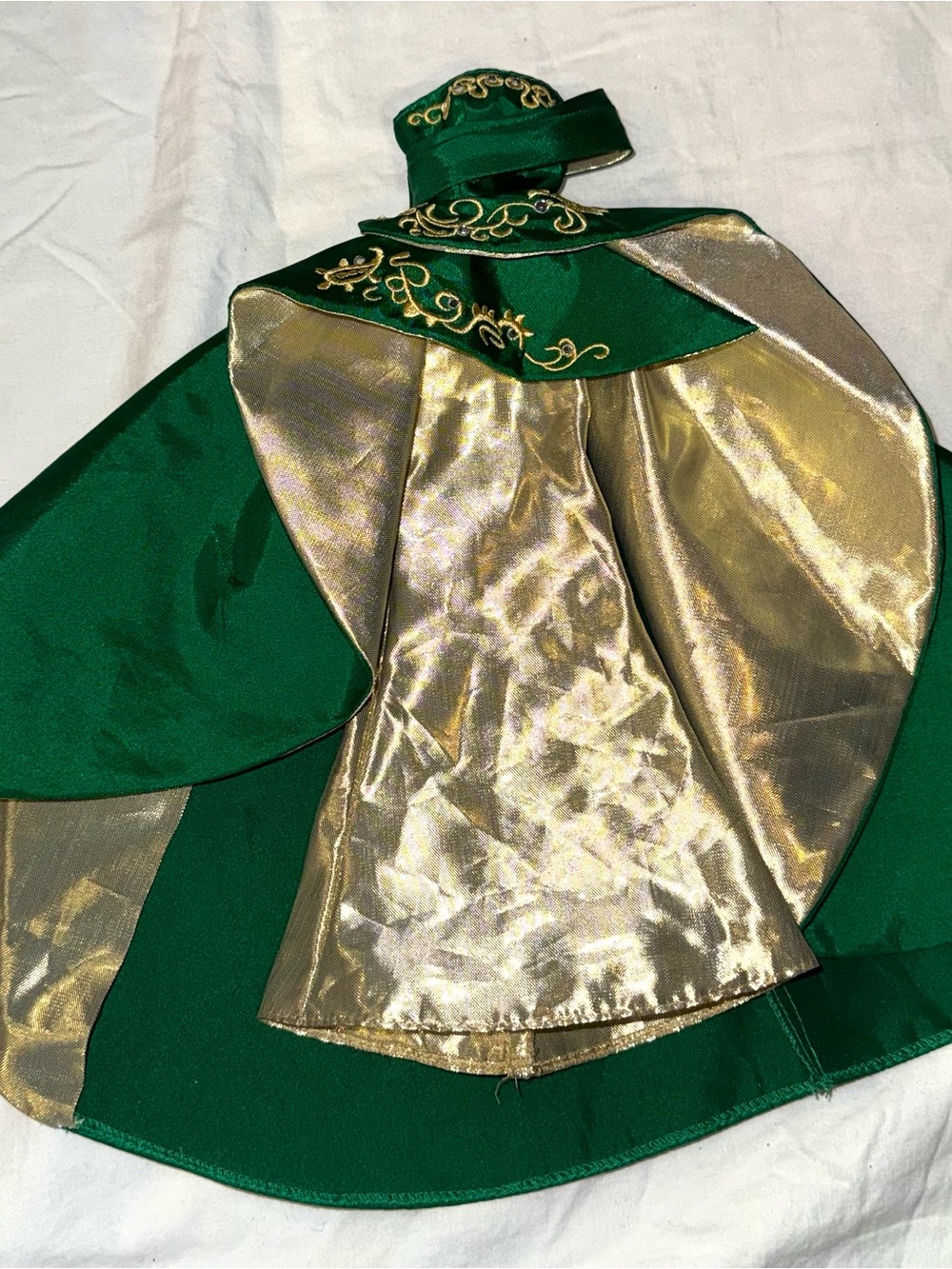 Barbie 2011 holiday gown Green and Gold Lame”
